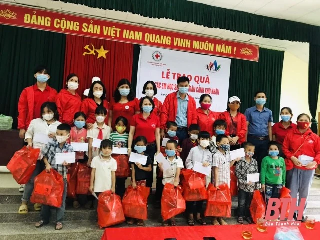 Hội Chữ thập đỏ tỉnh Thanh Hoá trao quà cho các em học sinh xã Tân Phúc