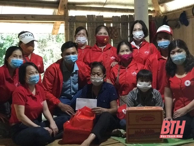 Hội Chữ thập đỏ tỉnh Thanh Hoá trao quà cho các em học sinh xã Tân Phúc