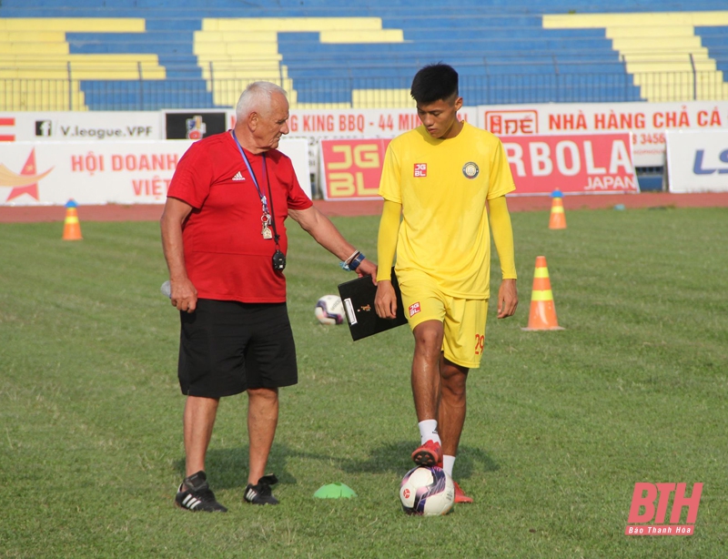 HLV Petrovic: “Tôi rất hạnh phúc khi tiếp tục được gắn bó, dẫn dắt Đông Á Thanh Hóa”