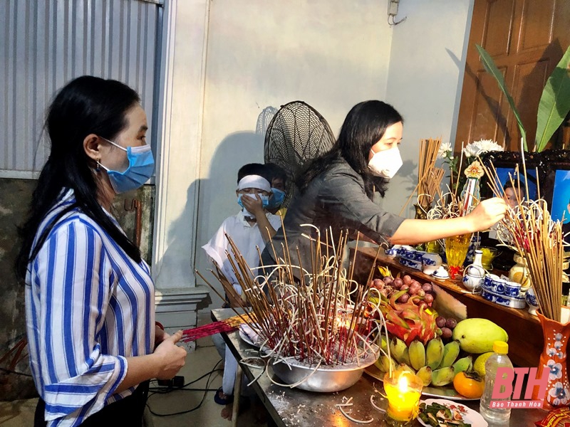 Thăm hỏi, động viên gia đình có 2 người bị mất do tai nạn giao thông trên đường hồi hương