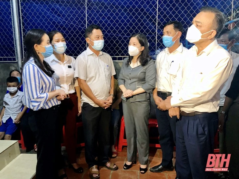 Thăm hỏi, động viên gia đình có 2 người bị mất do tai nạn giao thông trên đường hồi hương