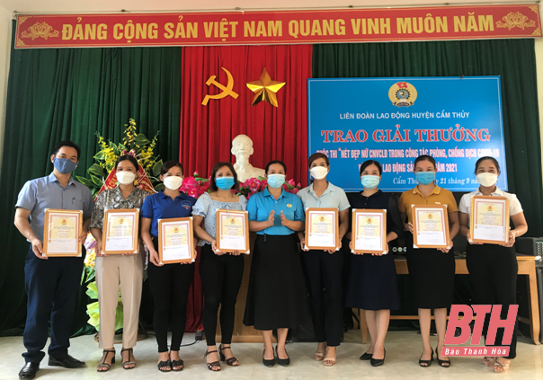 Cẩm Thủy trao giải Cuộc thi “Nét đẹp nữ công nhân, viên chức, lao động trong công tác phòng, chống dịch COVID-19 hoặc trong lao động sản xuất ”