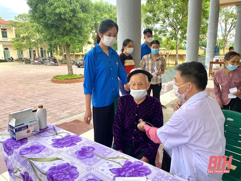 Khám bệnh, cấp phát thuốc miễn phí và tặng quà cho các đối tượng có hoàn cảnh khó khăn