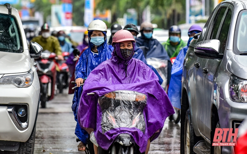 TP Thanh Hóa mưa, giao thông ùn tắc giờ cao điểm