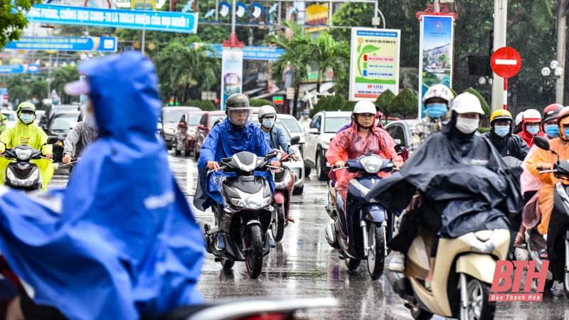 TP Thanh Hóa mưa, giao thông ùn tắc giờ cao điểm