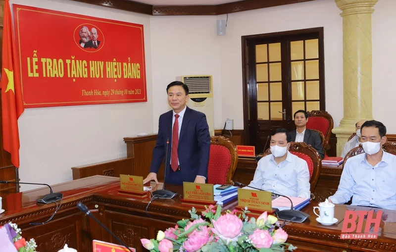 Ban Thường vụ Tỉnh ủy trao Huy hiệu 40 năm tuổi Đảng cho đảng viên