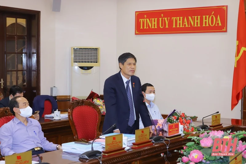 Ban Thường vụ Tỉnh ủy trao Huy hiệu 40 năm tuổi Đảng cho đảng viên