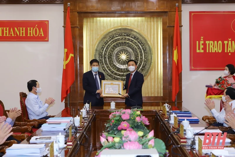 Ban Thường vụ Tỉnh ủy trao Huy hiệu 40 năm tuổi Đảng cho đảng viên