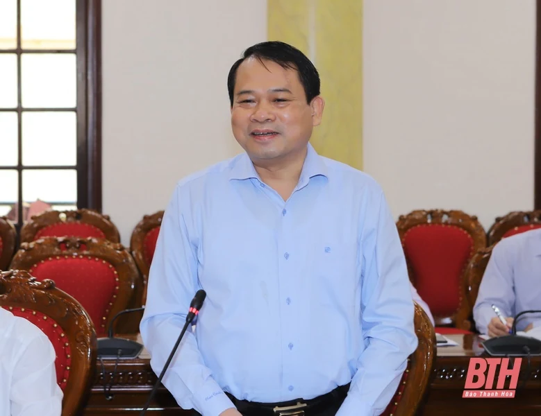 Ban Thường vụ Tỉnh ủy trao Huy hiệu 40 năm tuổi Đảng cho đảng viên