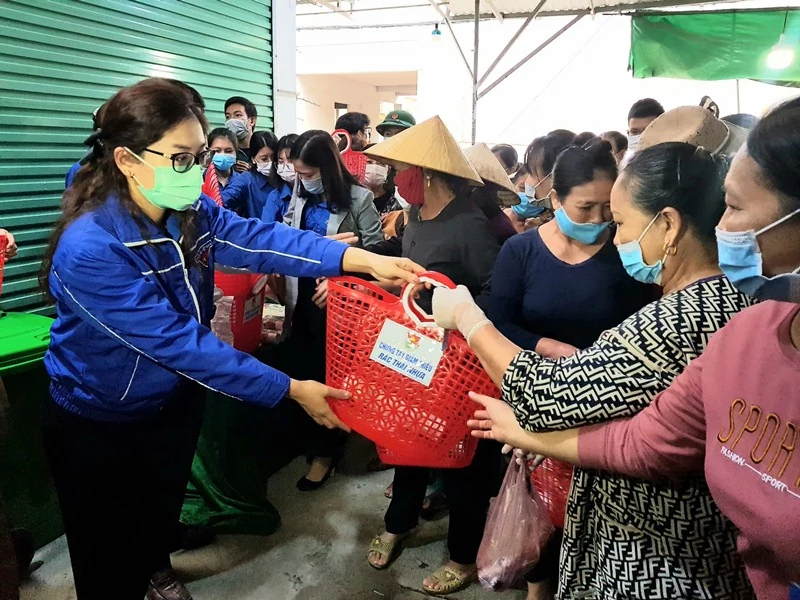 Tuổi trẻ Thanh Hóa ra quân thực hiện chương trình “Hãy làm sạch biển”