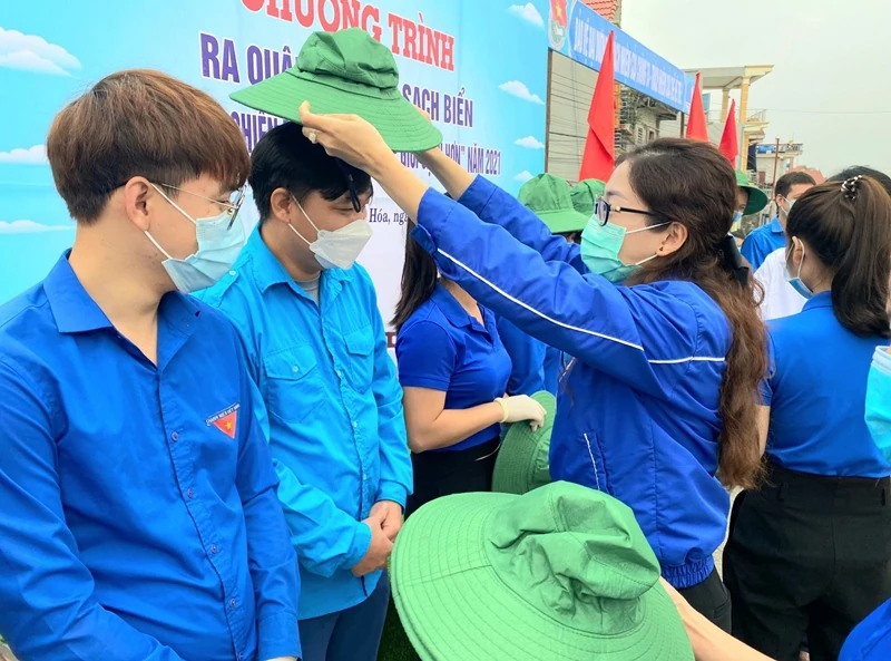 Tuổi trẻ Thanh Hóa ra quân thực hiện chương trình “Hãy làm sạch biển”