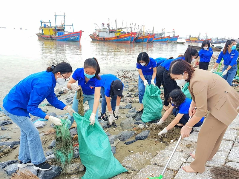 Tuổi trẻ Thanh Hóa ra quân thực hiện chương trình “Hãy làm sạch biển”