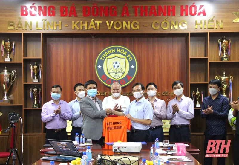 Hợp tác đào tạo giữa Trung tâm đào tạo bóng đá Việt Hùng và CLB bóng đá Đông Á Thanh Hóa
