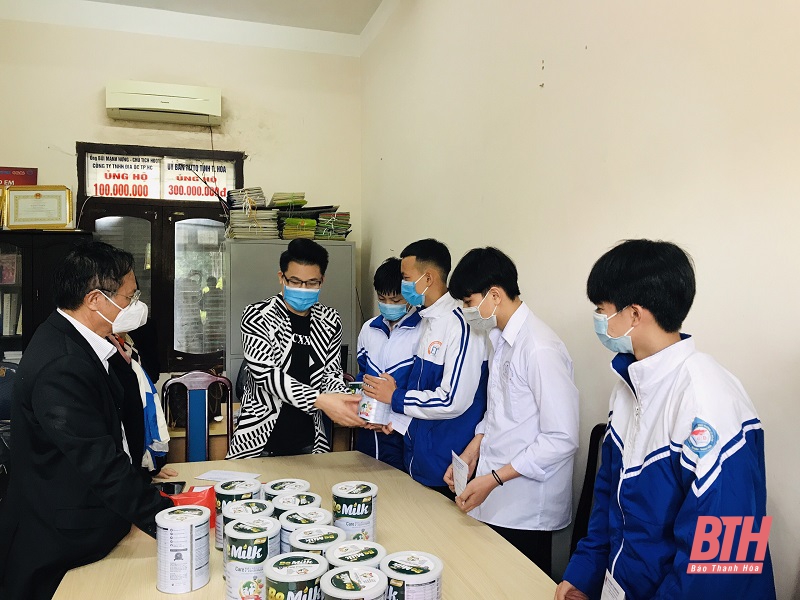 10 trẻ em có hoàn cảnh đặc biệt khó khăn được trao học bổng từ Quỹ “Bầu ơi”