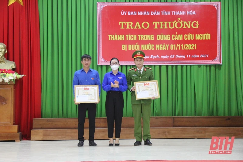 Trao Bằng khen của Chủ tịch UBND tỉnh cho các cá nhân cứu cháu bé bị đuối nước ở Nga Sơn
