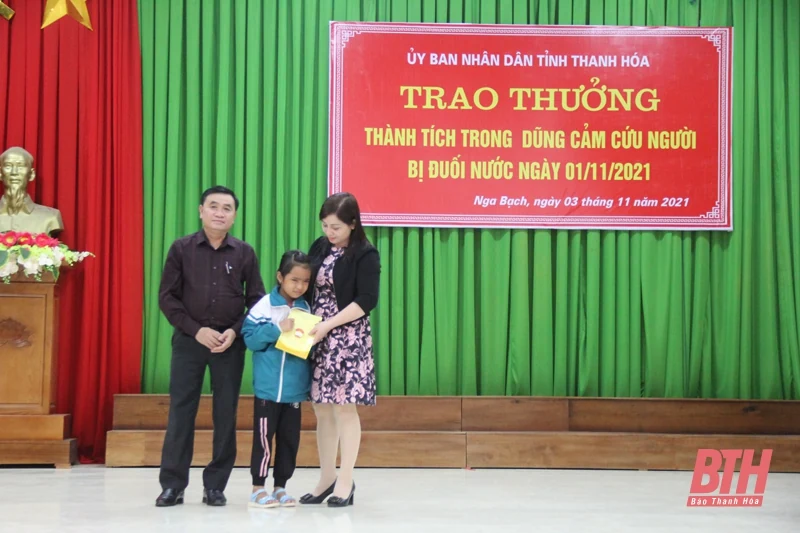 Trao Bằng khen của Chủ tịch UBND tỉnh cho các cá nhân cứu cháu bé bị đuối nước ở Nga Sơn