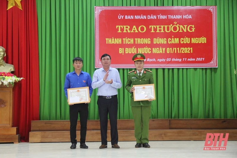 Trao Bằng khen của Chủ tịch UBND tỉnh cho các cá nhân cứu cháu bé bị đuối nước ở Nga Sơn