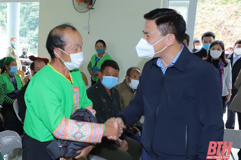 Đồng chí Bí thư Tỉnh ủy Đỗ Trọng Hưng chung vui Ngày hội Đại Đoàn kết toàn dân tộc với người dân bản Kéo Hượn