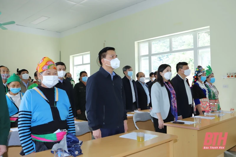 Đồng chí Bí thư Tỉnh ủy Đỗ Trọng Hưng chung vui Ngày hội Đại Đoàn kết toàn dân tộc với người dân bản Kéo Hượn
