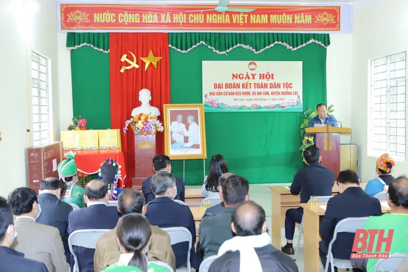 Đồng chí Bí thư Tỉnh ủy Đỗ Trọng Hưng chung vui Ngày hội Đại Đoàn kết toàn dân tộc với người dân bản Kéo Hượn