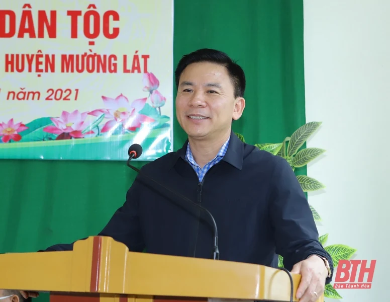 Đồng chí Bí thư Tỉnh ủy Đỗ Trọng Hưng chung vui Ngày hội Đại Đoàn kết toàn dân tộc với người dân bản Kéo Hượn