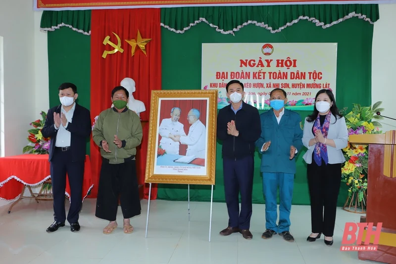Đồng chí Bí thư Tỉnh ủy Đỗ Trọng Hưng chung vui Ngày hội Đại Đoàn kết toàn dân tộc với người dân bản Kéo Hượn