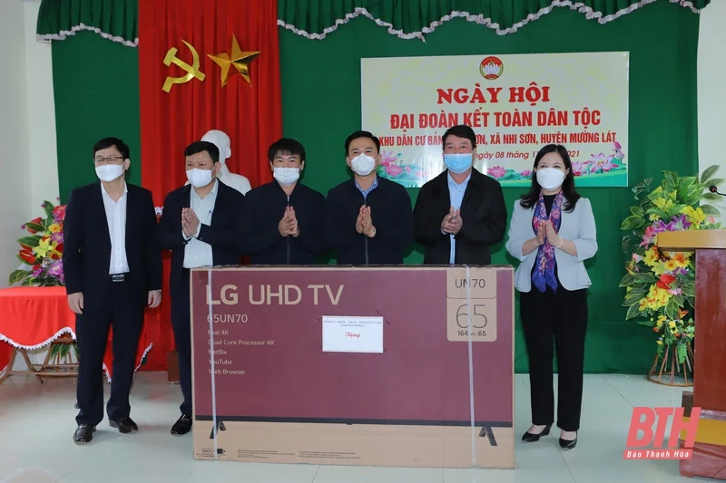 Đồng chí Bí thư Tỉnh ủy Đỗ Trọng Hưng chung vui Ngày hội Đại Đoàn kết toàn dân tộc với người dân bản Kéo Hượn