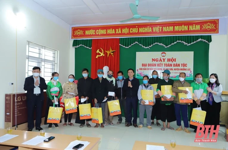 Đồng chí Bí thư Tỉnh ủy Đỗ Trọng Hưng chung vui Ngày hội Đại Đoàn kết toàn dân tộc với người dân bản Kéo Hượn