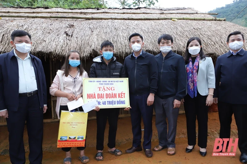 Đồng chí Bí thư Tỉnh ủy Đỗ Trọng Hưng chung vui Ngày hội Đại Đoàn kết toàn dân tộc với người dân bản Kéo Hượn