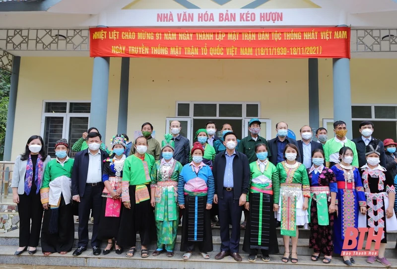 Đồng chí Bí thư Tỉnh ủy Đỗ Trọng Hưng chung vui Ngày hội Đại Đoàn kết toàn dân tộc với người dân bản Kéo Hượn