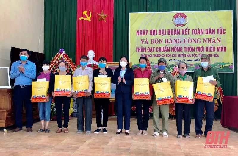 Trưởng ban Dân vận Tỉnh ủy, Chủ tịch Ủy ban MTTQ tỉnh Phạm Thị Thanh Thủy dự ngày hội Đại đoàn kết toàn dân tộc tại khu dân cư thôn Hoa Trung