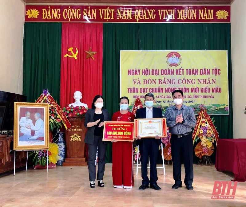 Trưởng ban Dân vận Tỉnh ủy, Chủ tịch Ủy ban MTTQ tỉnh Phạm Thị Thanh Thủy dự ngày hội Đại đoàn kết toàn dân tộc tại khu dân cư thôn Hoa Trung