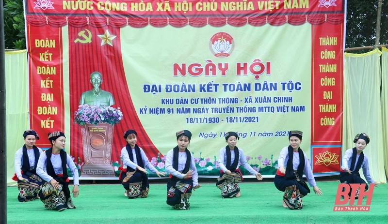 Phó Chủ tịch Thường trực HĐND tỉnh Lê Tiến Lam dự ngày hội Đại đoàn kết toàn dân tại thôn Thông