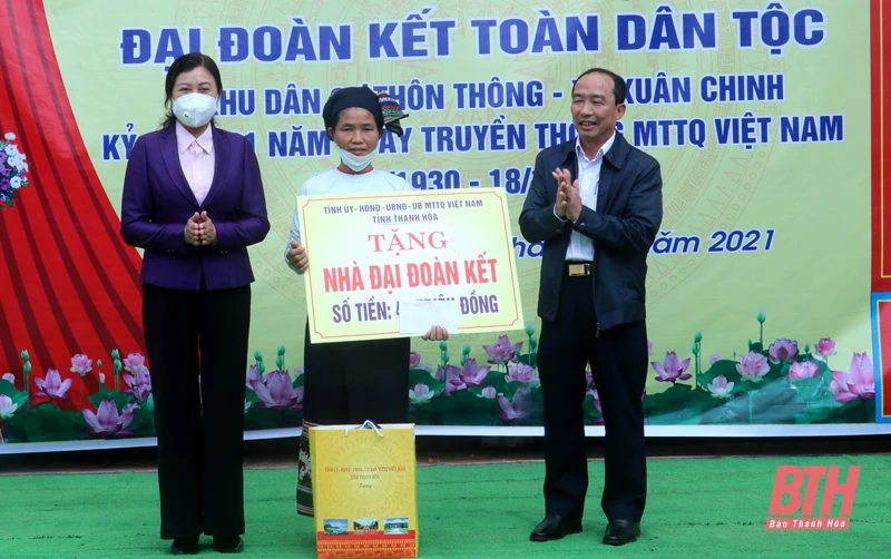 Phó Chủ tịch Thường trực HĐND tỉnh Lê Tiến Lam dự ngày hội Đại đoàn kết toàn dân tại thôn Thông