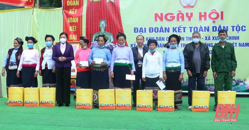 Phó Chủ tịch Thường trực HĐND tỉnh Lê Tiến Lam dự ngày hội Đại đoàn kết toàn dân tại thôn Thông