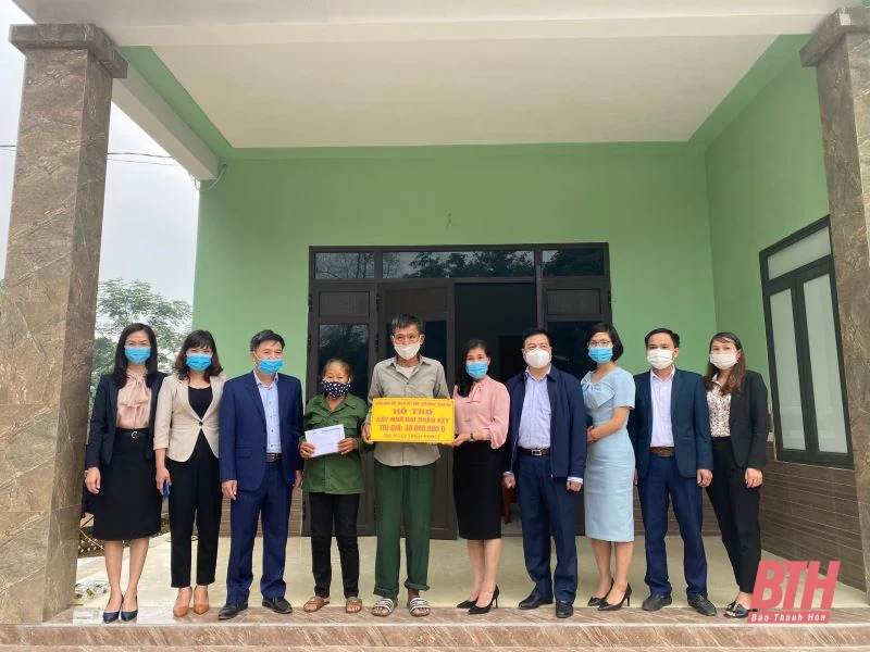 Ngân hàng Hợp tác chi nhánh Thanh Hóa hỗ trợ kinh phí xây Nhà Đại đoàn kết và hỗ trợ kinh phí cho học sinh nghèo tại Như Thanh