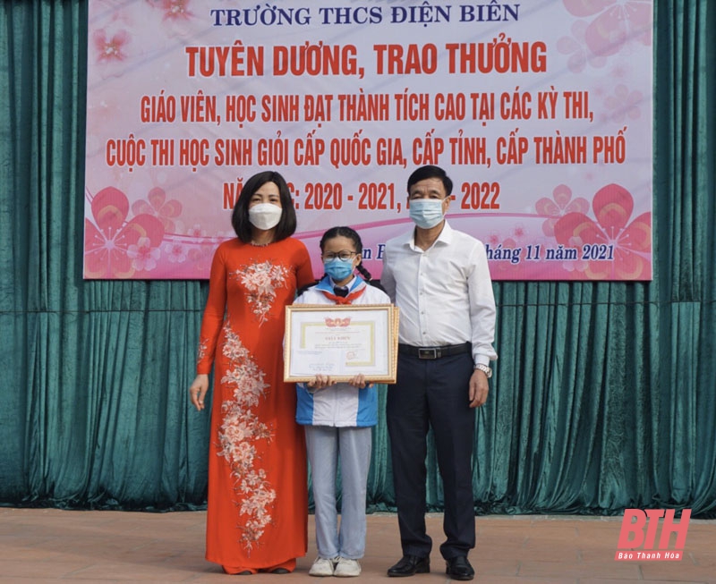 Trường THCS Điện Biên tuyên dương các thầy cô giáo và học sinh đạt thành tích xuất sắc