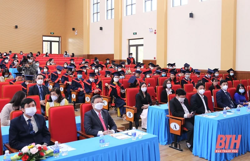 Trường Đại học Hồng Đức trao bằng thạc sĩ cho 538 học viên