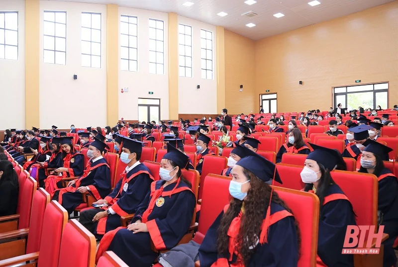 Trường Đại học Hồng Đức trao bằng thạc sĩ cho 538 học viên