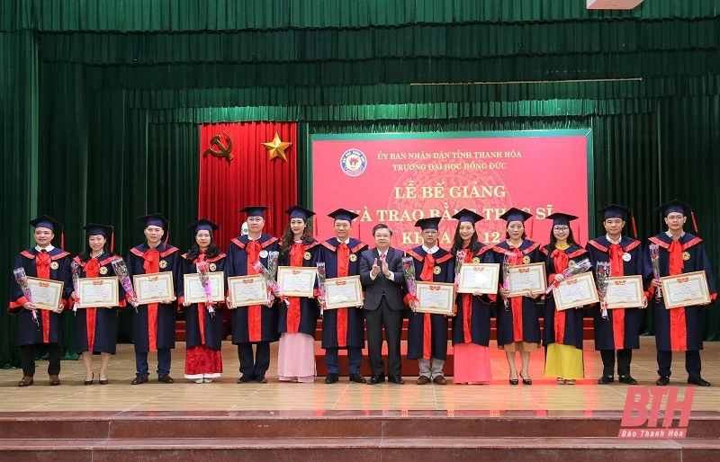 Trường Đại học Hồng Đức trao bằng thạc sĩ cho 538 học viên