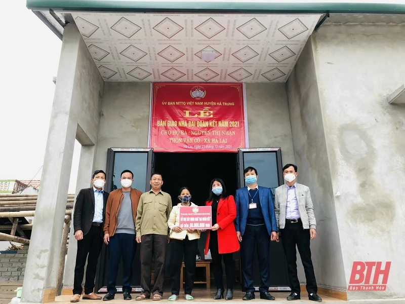 Bàn giao nhà đại đoàn kết cho các hộ nghèo huyện Hà Trung