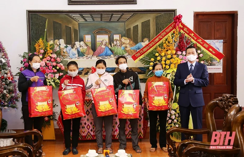 Chủ tịch UBND tỉnh Đỗ Minh Tuấn thăm, chúc mừng giáo xứ Phúc Lãng