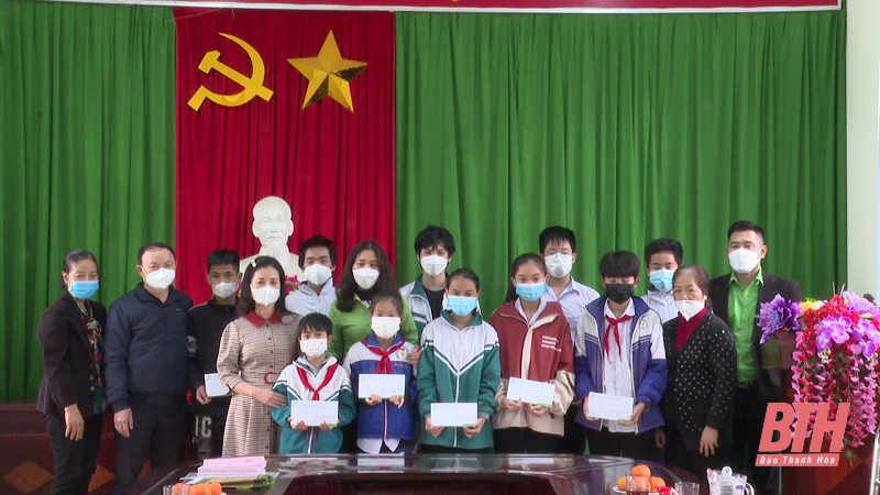 Trao học bổng và tặng quà tết cho học sinh mồ côi tại thị xã Bỉm Sơn