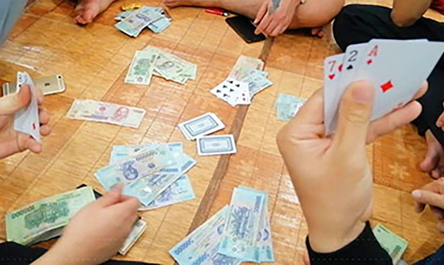 Khởi tố 2 cặp nam, nữ sát phạt trên chiếu bạc