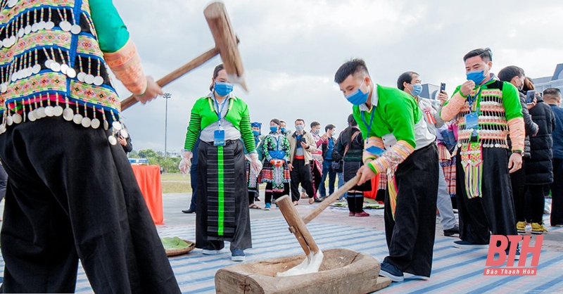 Đồng bào Mông làm bánh giầy đón tết