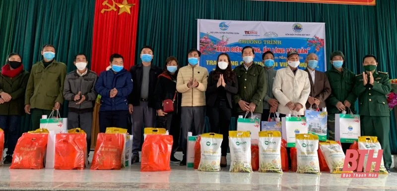 Tặng quà cho hội viên, phụ nữ nghèo xã Bát Mọt