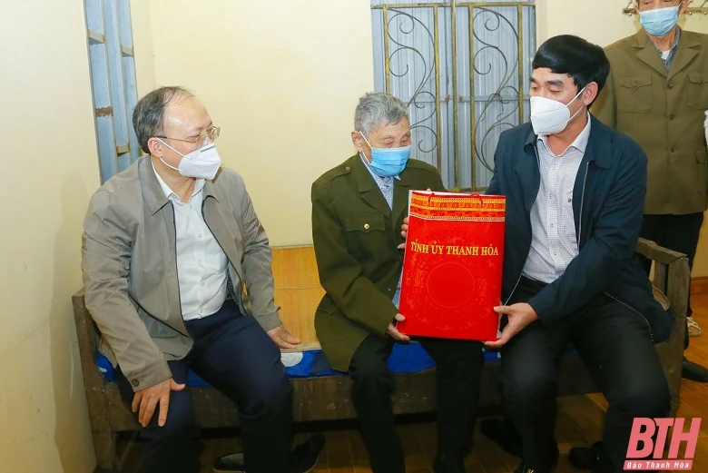 Trưởng ban Nội chính Tỉnh ủy Nguyễn Ngọc Tiến kiểm tra sản xuất và đời sống tại huyện Đông Sơn