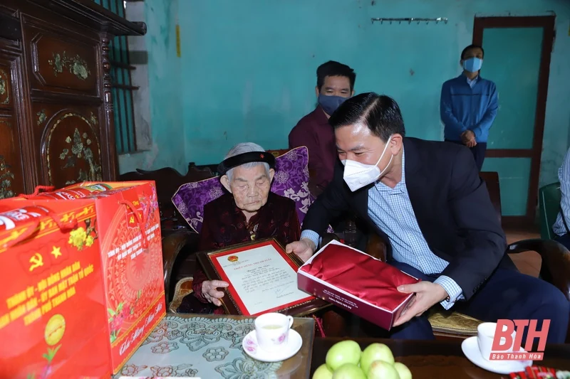 Bí thư Tỉnh ủy Đỗ Trọng Hưng chúc tết người cao tuổi, Làng trẻ em SOS và kiểm tra công tác chăm lo cho Nhân dân TP Thanh Hóa vui xuân, đón Tết