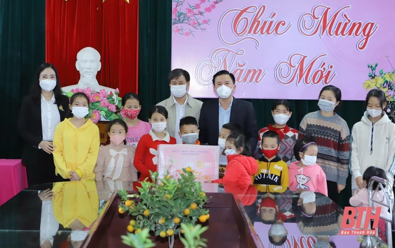 Bí thư Tỉnh ủy Đỗ Trọng Hưng chúc tết người cao tuổi, Làng trẻ em SOS và kiểm tra công tác chăm lo cho Nhân dân TP Thanh Hóa vui xuân, đón Tết