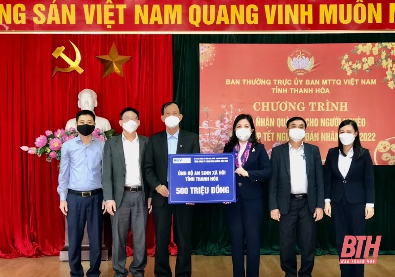 Các đơn vị thuộc Ủy ban quản lý vốn Nhà nước tại doanh nghiệp tặng quà Tết các hộ gia đình có hoàn cảnh khó khăn